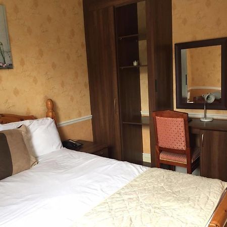 The Pines Guest Accommodation Чипенъм Екстериор снимка