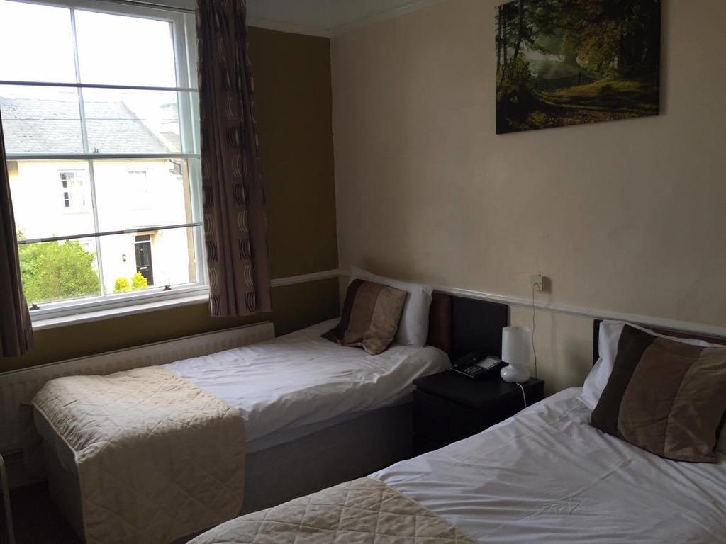 The Pines Guest Accommodation Чипенъм Екстериор снимка