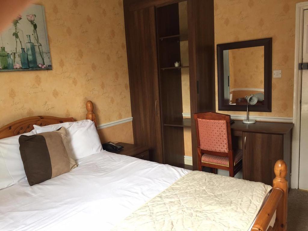 The Pines Guest Accommodation Чипенъм Екстериор снимка