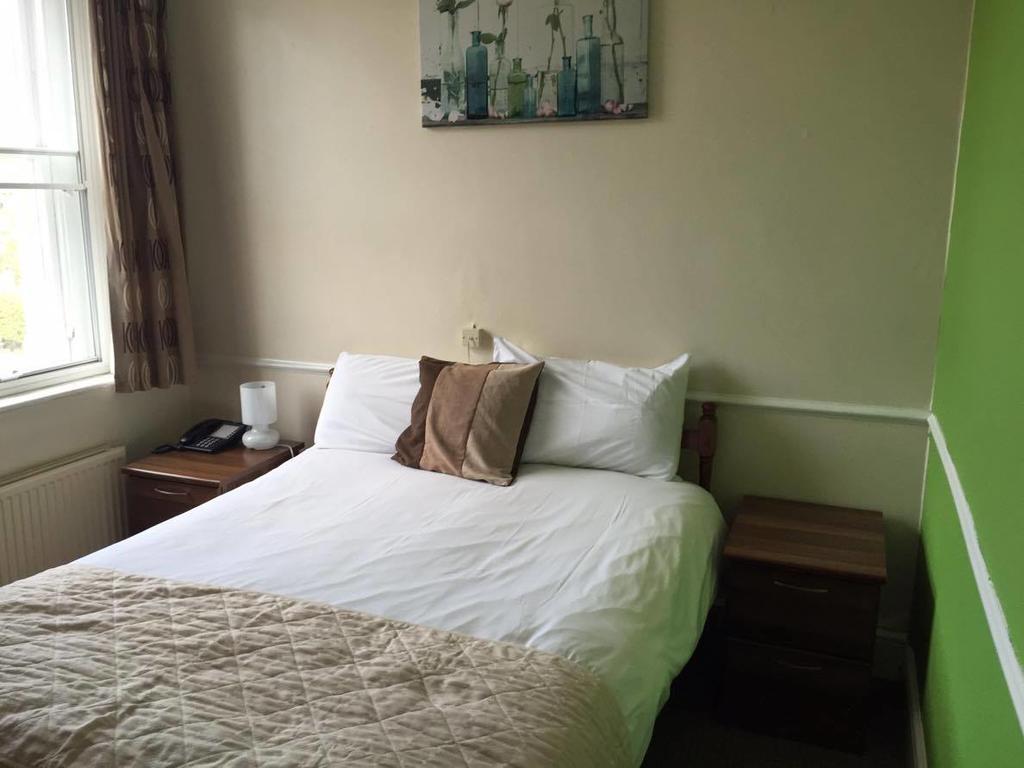 The Pines Guest Accommodation Чипенъм Екстериор снимка