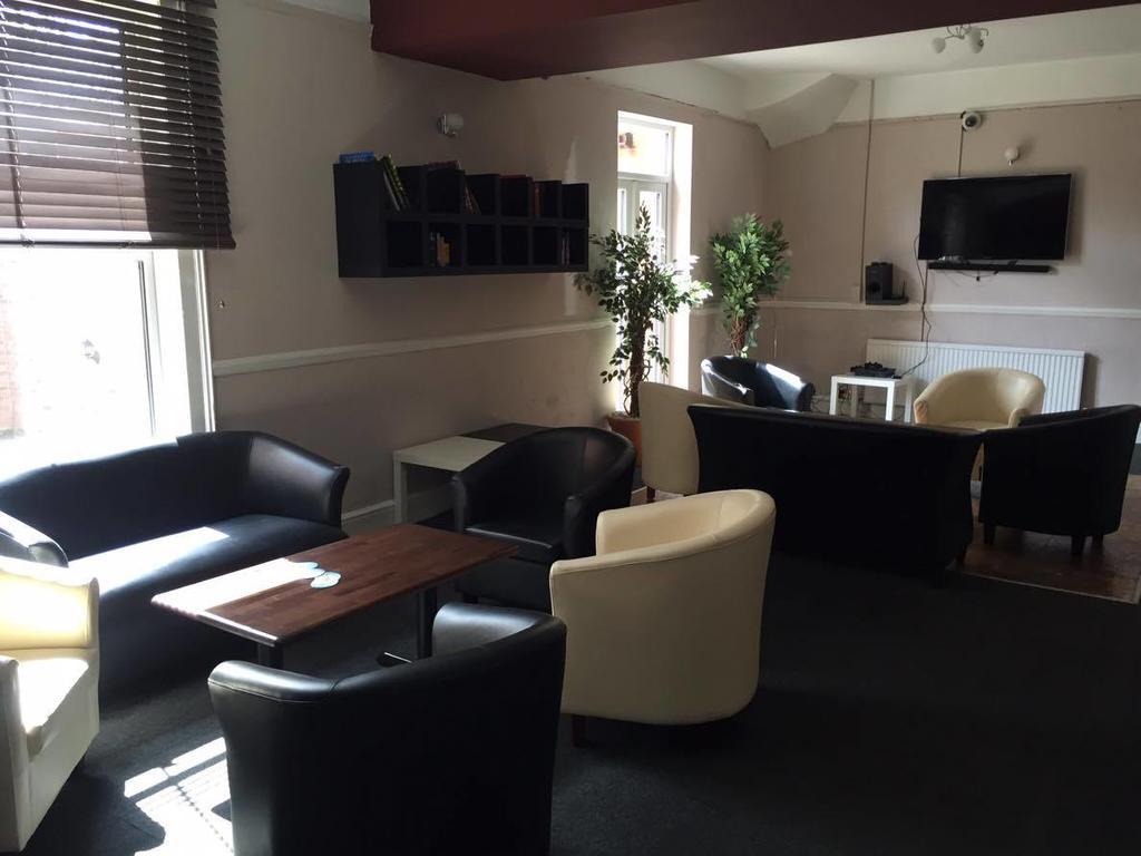 The Pines Guest Accommodation Чипенъм Екстериор снимка