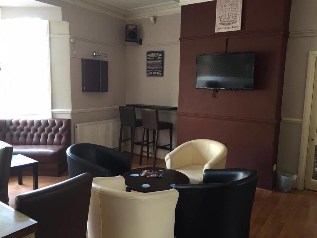 The Pines Guest Accommodation Чипенъм Екстериор снимка