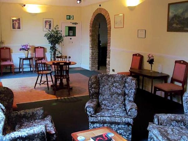 The Pines Guest Accommodation Чипенъм Екстериор снимка