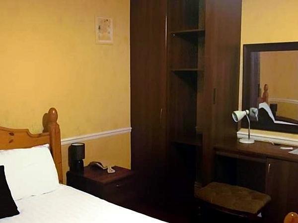 The Pines Guest Accommodation Чипенъм Екстериор снимка