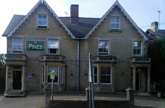 The Pines Guest Accommodation Чипенъм Екстериор снимка