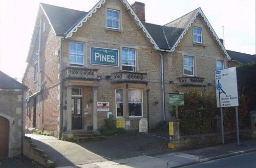 The Pines Guest Accommodation Чипенъм Екстериор снимка
