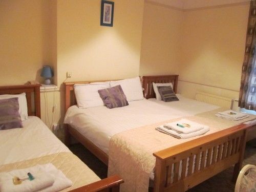 The Pines Guest Accommodation Чипенъм Екстериор снимка