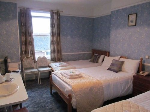 The Pines Guest Accommodation Чипенъм Екстериор снимка