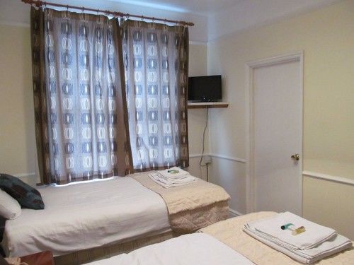The Pines Guest Accommodation Чипенъм Екстериор снимка
