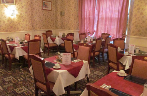 The Pines Guest Accommodation Чипенъм Екстериор снимка