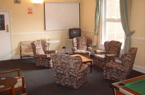 The Pines Guest Accommodation Чипенъм Екстериор снимка
